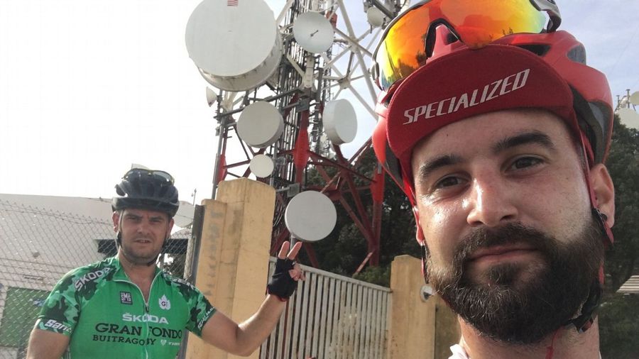 ciclistas_desierto.jpg