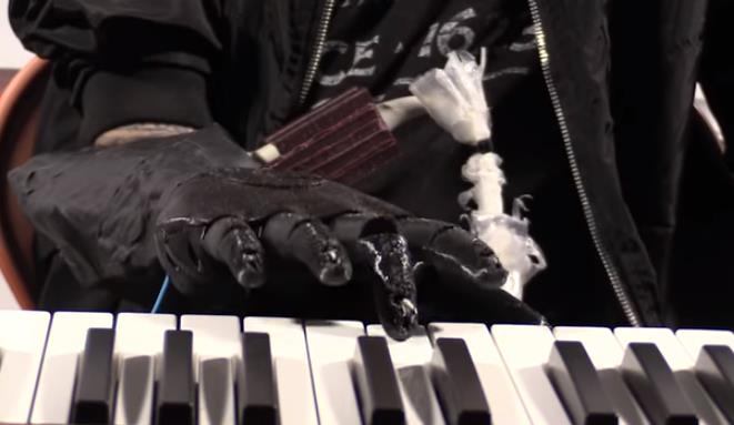 mano_piano.jpg