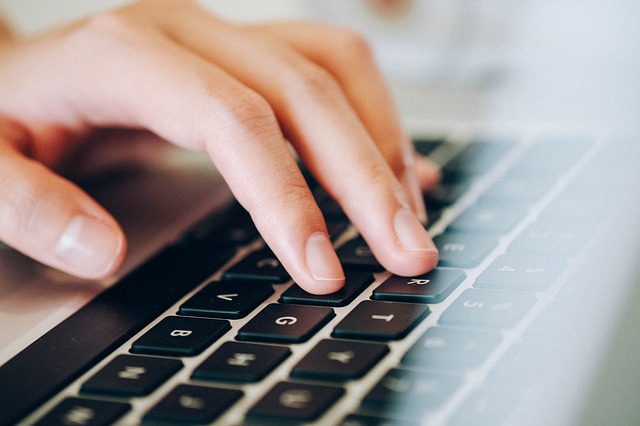 mano_teclado.jpg